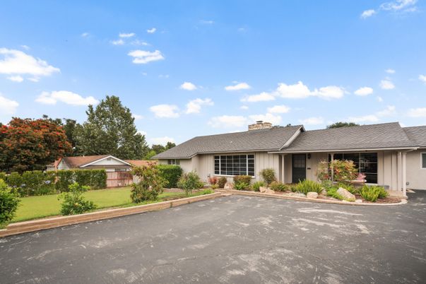 Exterior, Facade, Ranch