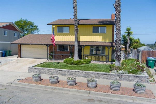 Attached, Exterior, Facade, Brick Facade, Split Level