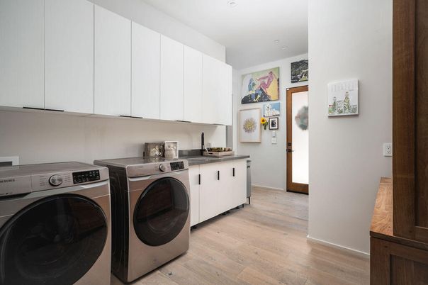 Interior, Recessed Lighting, Washer, Wood Texture Flooring