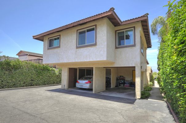 Attached, Exterior, Facade, Mediterranean