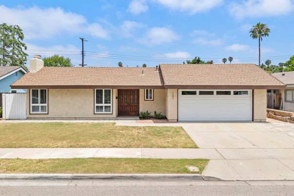 Attached, Exterior, Facade, Ranch