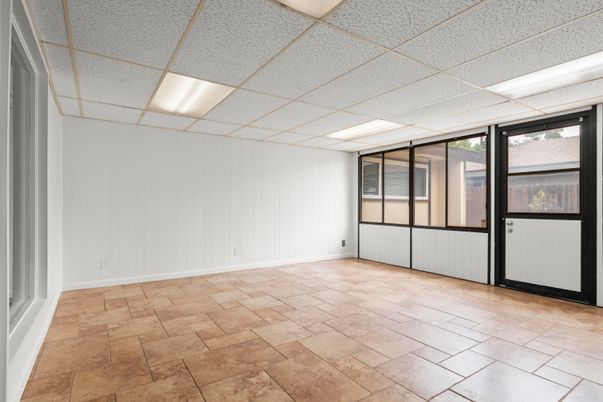 Empty room, Interior