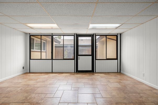 Empty room, Interior