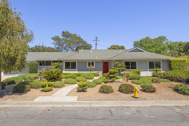 Exterior, Facade, Ranch