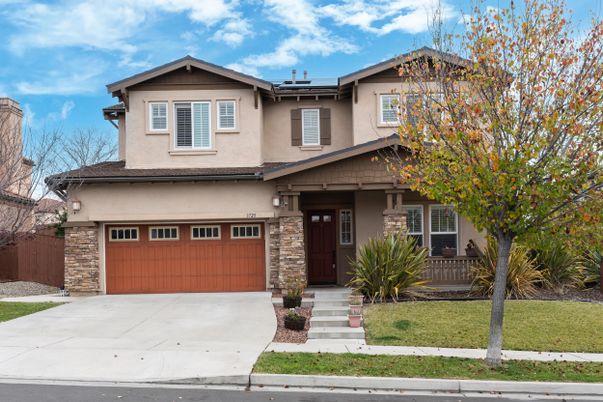 Attached, Exterior, Facade, Solar Panels, American Craftsman