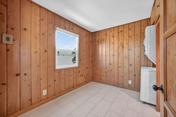 Empty room, Interior, Washer, Wooden Walls