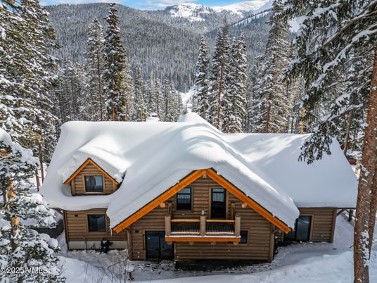 Exterior, Facade, Log Home