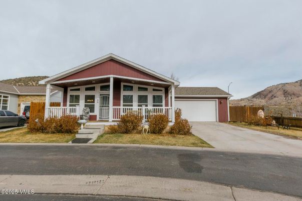Attached, Exterior, Facade, American Craftsman