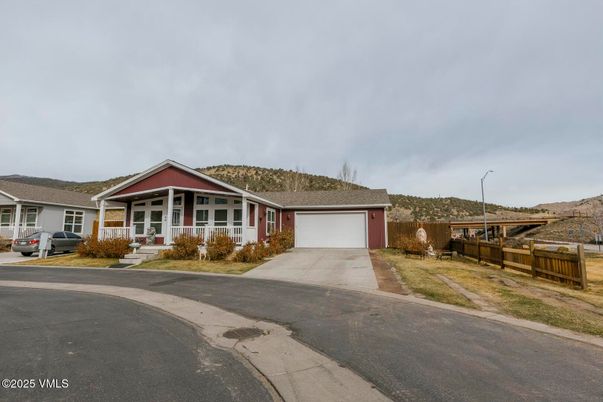 Attached, Exterior, Facade, Ranch