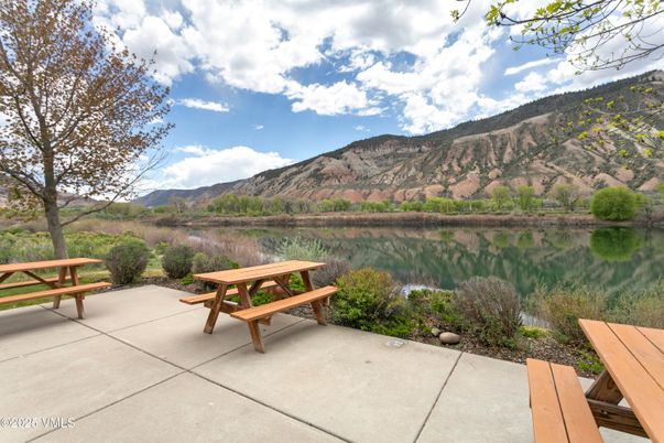Exterior, Lake