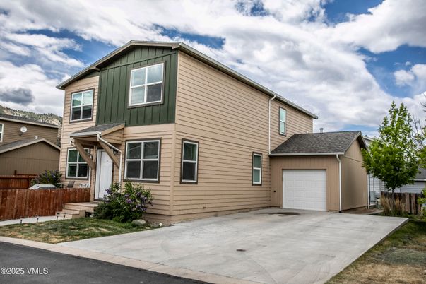 Attached, Exterior, Facade, Farmhouse