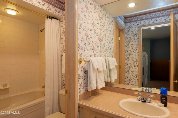 Bathroom, Interior, Recessed Lighting, Tile Countertops
