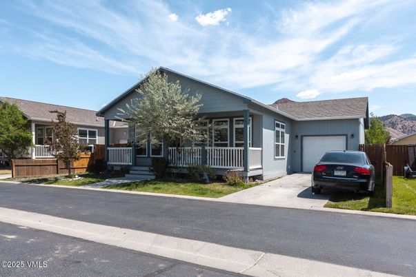 Attached, Exterior, Facade, Ranch