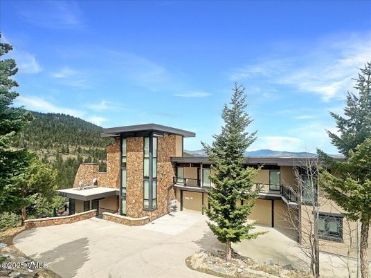 Exterior, Facade, Modern