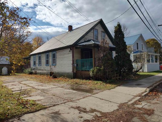 Exterior, Facade, Brick Facade, Queen Anne Victorian