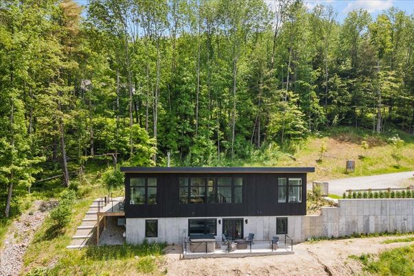 Exterior, Facade, Raised Ranch