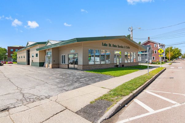 Exterior, Facade, Ranch