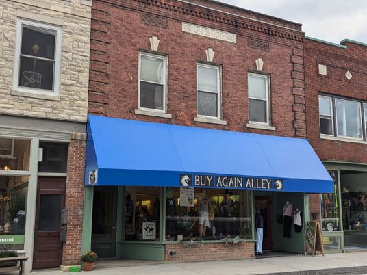 Exterior, Facade, Brick Facade, Chicago School
