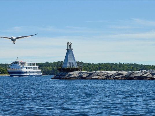 Exterior, Lake