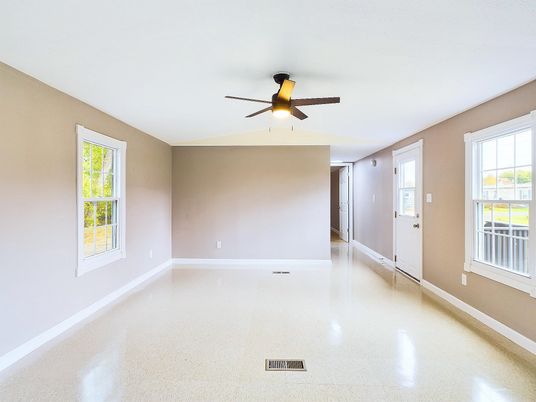 Empty room, Interior