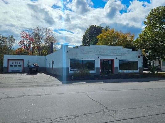 Exterior, Facade, Modern