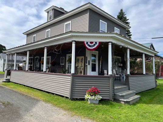 Exterior, Facade, American Foursquare