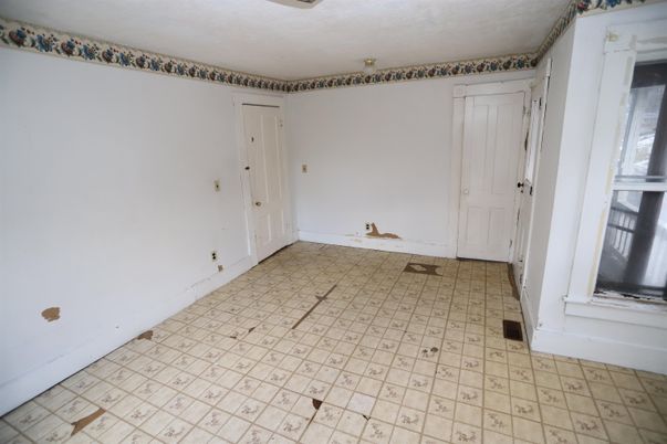 Empty room, Interior