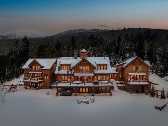 Exterior, Facade, Log Home