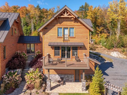 Exterior, Facade, Log Home