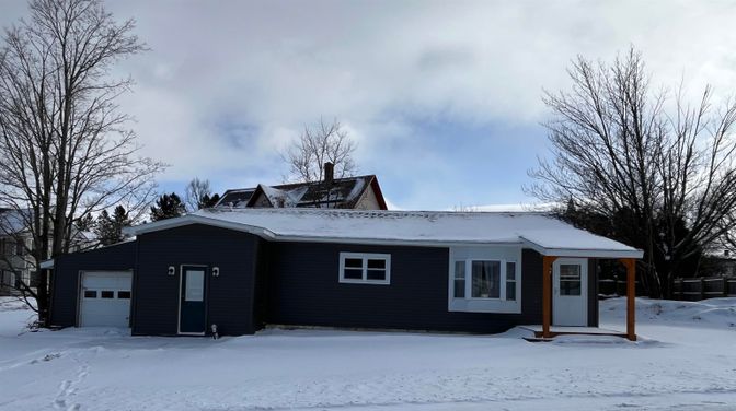 Attached, Exterior, Facade, Ranch