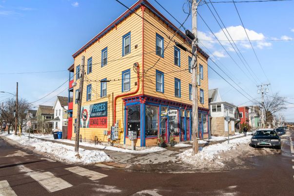 Exterior, Facade, Rowhouse