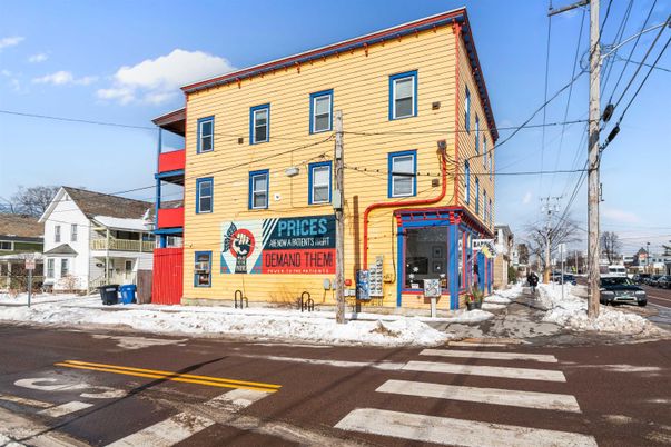 Exterior, Facade, Rowhouse