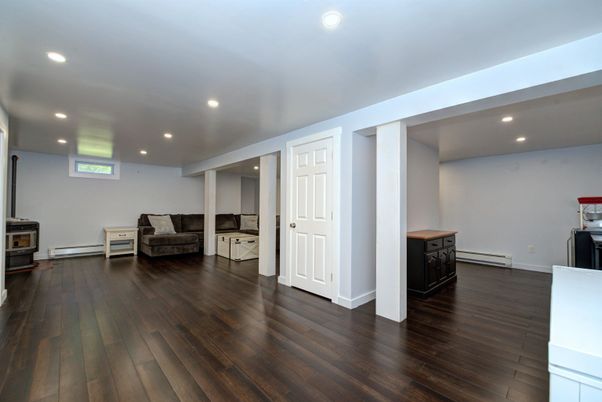 Interior, Recessed Lighting, Wood Texture Flooring