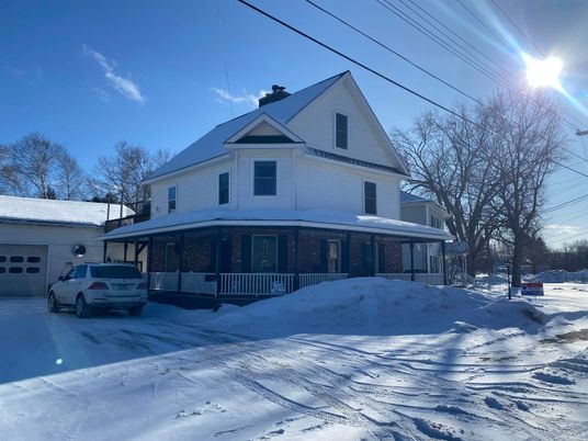 Attached, Exterior, Facade, Queen Anne Victorian
