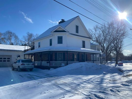 Attached, Exterior, Facade, Queen Anne Victorian