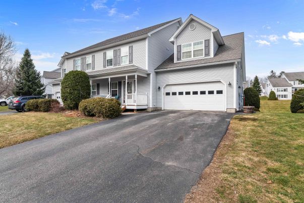 Attached, Exterior, Facade, Cape Cod