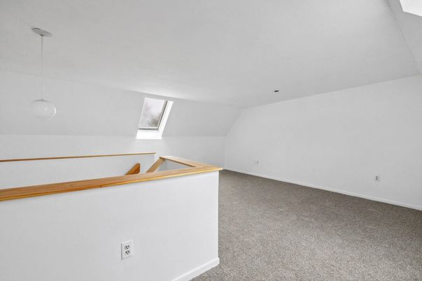 Empty room, Interior, Pendant Lights
