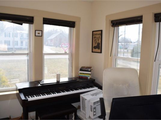 Interior, Piano