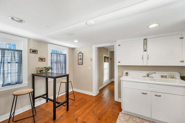 Interior, Recessed Lighting, Washer, Wood Texture Flooring