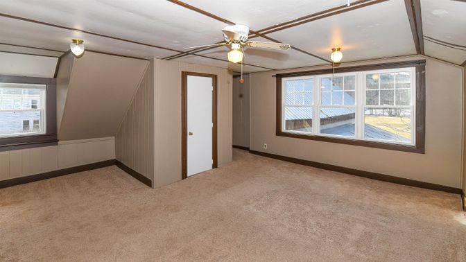 Empty room, Interior