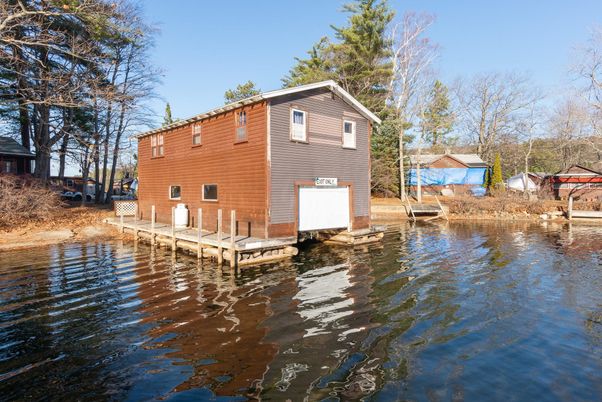 Exterior, Lake