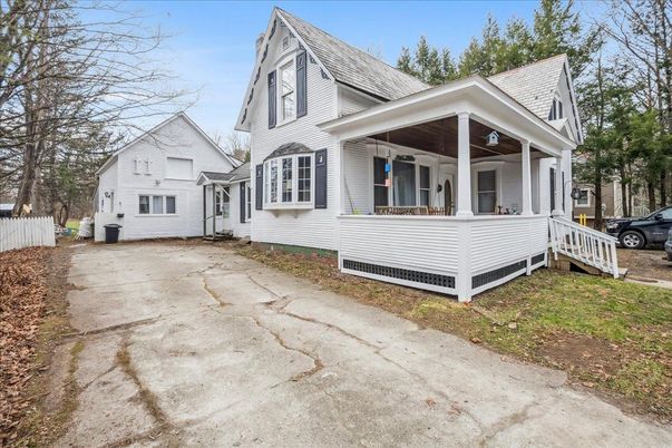 Exterior, Facade, Farmhouse