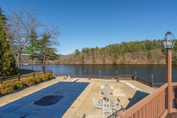 Exterior, Lake