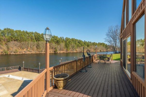 Exterior, Lake
