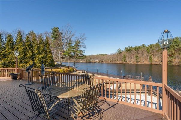 Exterior, Lake