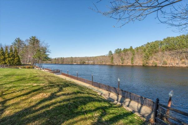 Exterior, Lake