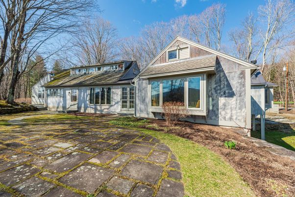 Exterior, Facade, Ranch