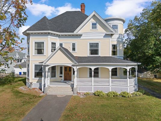 Exterior, Facade, Queen Anne Victorian