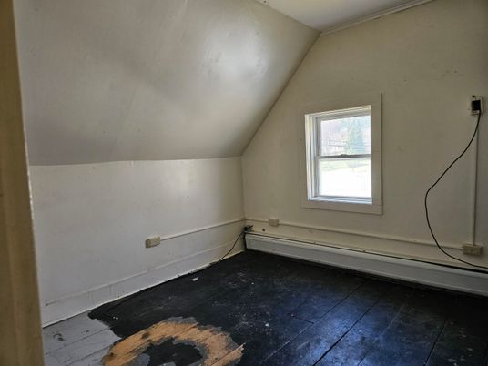 Empty room, Interior