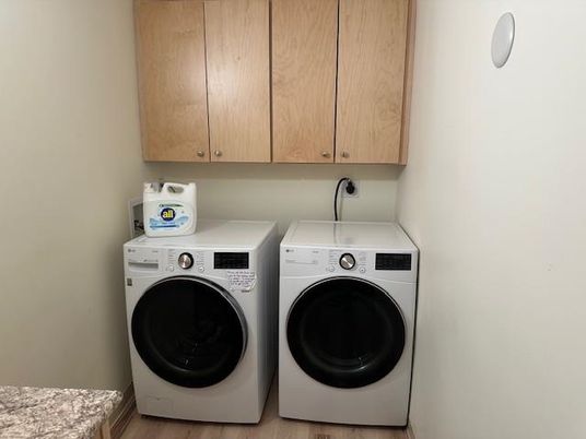 Interior, Washer, Wood Texture Flooring